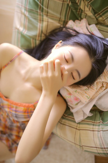 美女全身锁住挠脚心